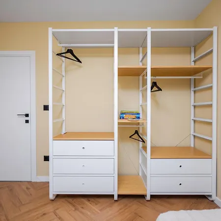 Apartment Modern&central 2-bedroom With Parking